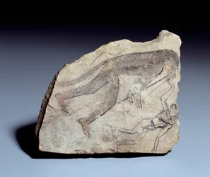 Egyptský starověk: ostrakon (nebo ostracon) (množné číslo: ostraca nebo ostraka) (keramika) postava: opice hrající na dvojitou flétnu (aulos) k tanci. Kámen ve vápenci. 19. dynastie (asi 1295-1186). Z místa Deir el-Medineh (el Medineh). Slunce 0,14x0,1