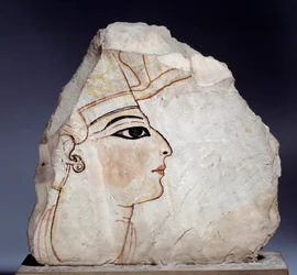 Egyptský starověk: ostrakon (nebo ostracon) (množné číslo: ostraca nebo ostraka), střepy vápencové keramiky s královským profilem. 19. dynastie (1295-1186 př. n. l.). Paříž, muzeum Louvre
