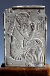 Egyptský starověk: malá vápencová stéla Ramsese II.: dětský král sedí na znamení obzoru. 19. dynastie (asi 1295-1186). Paříž, muzeum Louvre
