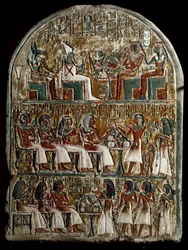 Egyptský starověk: stéla Irynefer, na vrcholu bohové Osiris a Anubis stojící před Amenophisem I. a Ahmes Nefertari divinises; v centru Irynefer jeho manželka Mehytkhaty a jejich dcera Hathor přinášejí pohřební oběť svým rodičům, v dolní části dospělého Hat