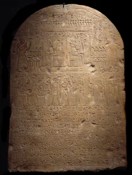 Egyptský starověk: Ptamesova stéla, první Atonův prorok za vlády faraona Amenhotepa (Amenophise) III. 1403-1365 před JC 18. dynastií Lyon, Musee des Beaux Arts