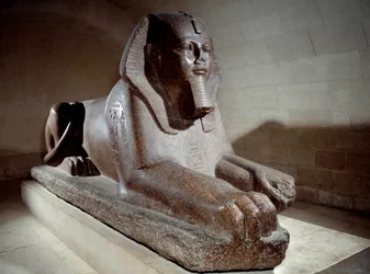 Egyptská antika: Velká sfinga, uzurpovaná Ramessem II. a jeho synem Merenptahem I. (nebo Mineptah, Merneptah). Růžová žulová socha. Paříž, muzeum Louvre