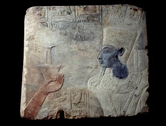 Reliéf chrámu Thutmosis (Tuthmosis nebo Thutmus) III a Elephantine: Faraon následovaný bohyní zakončenou sloupci hieroglyfů. Socha v gresu (kámen), asi 1390-1353 př. Kr. Z Asuánu, Elephantine site. Paříž, muzeum Louvre
