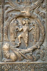 Gotické umění: Spárovka pravého portálu západního průčelí baziliky Saint Denis představující práci na polích: leden. Saint-Denis, Francie