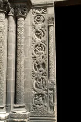Gotické umění: Pieright portálu vpravo na západním průčelí baziliky Saint Denis představující práci polí (vlevo). Saint-Denis, Francie