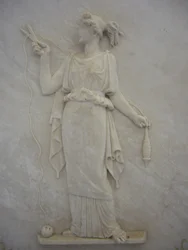 Basreliéf Atropos, který řeže vlákno života (mramor)