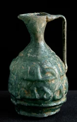 Malá skleněná amfora s nápisy. 9.-10. století Z Iráku. Ztlumit. 8,9 cm Paříž, Musee du Louvre
