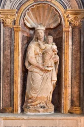 Socha Madony s dítětem v kostele Santa Maria della Palomba, Matera Itálie