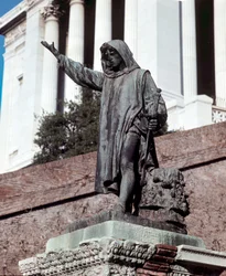 Památník věnovaný Cola di Rienzovi (1314-1354) na Kapitolu (Campidoglio) v Římě, odkud dne 20.5.1347 vyhlásil Římskou republiku.