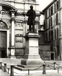 Památník Alessandra Manzoniho (1785-1873) (bronz) (černobílá fotografie)