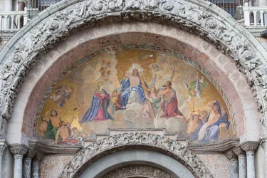 Mozaika Zmrtvýchvstalý Kristus nad vchodem do baziliky San Marco, Piazza San Marco, Benátky, Itálie (mozaika)