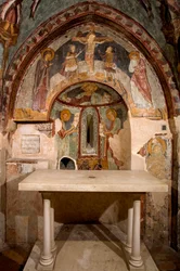 Pohled na apsidu decoree fresek od mistra Saint Francois (13. století). Cappella di San Gregorio (kaple sv. Gregoire) Klášter sv. Benedetta (Sacro Speco), Subiaco (Řím), Itálie