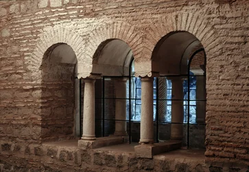 Pohled na křížovou chodbu kostela svatého Vincenta a svatého Anastasa opatství tří fontán (Tre-Fontane) (Chiesa dei Santi Vincenzo e Anastasio alle Tre Fontane) (Pohled na křížovou chodbu kostela sv. Vincenza e Anastasio, abbazia delle T