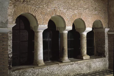 Pohled na křížovou chodbu kostela svatého Vincenta a svatého Anastasa opatství tří fontán (Tre-Fontane) (Chiesa dei Santi Vincenzo e Anastasio alle Tre Fontane) (Pohled na křížovou chodbu kostela sv. Vincenza e Anastasio, abbazia delle T
