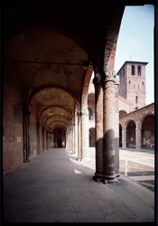 Pohled na portikus kostela Saint Ambrose (Saint Ambrose) (Basilica di Sant