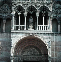 Západní průčelí, započato ve 30. letech 12. století a dokončeno v 15. století (foto) (detail)