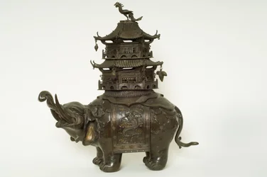 Postava slona v hadříku howdah, propracovaný surcingle a budova pagody (bronz)
