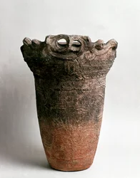 Velká terakotová váza z Fukušimy, období Jomon 16.-10. století před naším letopočtem