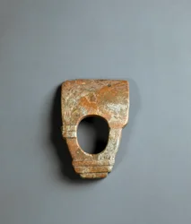 Motyka z červené žuly prstencového tvaru, období Jomon 10 000-300 př. Kr