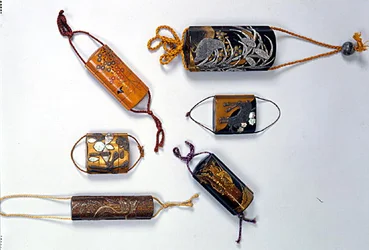 Šest inro, období Edo (1603-1868) 17.-18. století (lakované zlato s perletí)