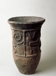 Terakotová nádoba z Chiba, období Jomon 13.-11. století před naším letopočtem