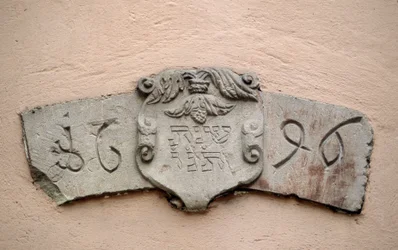 Ulička Židů v Obernai (67). Místa bohoslužeb: nápis s hebrejským datem a odpovídajícím datem křesťanské éry: 1696. Synagoga byla údajně postavena dva roky po autorizaci Intendanta La Grange, která umožnila J