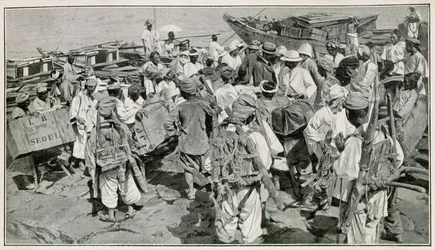 Korejští nosiči v přístavu Chemulpo (Jižní Korea), vykládající harampádí - Ilustrace po fotografii z 19. století od J. de Pange, Z cestování po Koreji od doktora Hagena