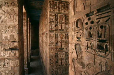 Egypt, Medinet Habu, Luxor, Guvernorát Luxor, Zádušní chrám Ramsese III. Detail sloupů a stěn vyřezávaných postavami a heiroglyfy