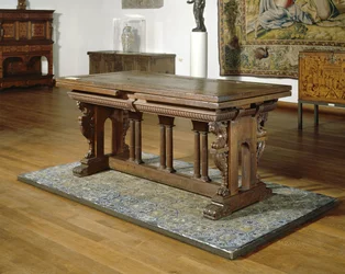 Ořechový stůl se zásuvkami na dubovém rámu s toskánskými sloupy.,1550-1600 (dřevo)