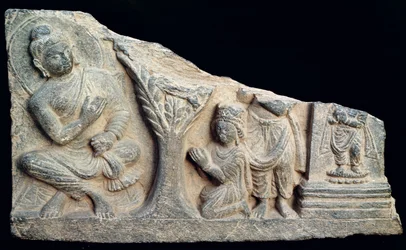 Detail reliéfního vlysu zobrazujícího sedícího Buddhu s oranty, řecko-buddhistický styl, z Taxily, Pákistán