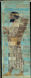 Vlys lučištníků z paláce Dareia I., perského krále, v Súsách (5. století př. n. l.). Dolní reliéf z glazovaných cihel. Paříž, muzeum Louvre.