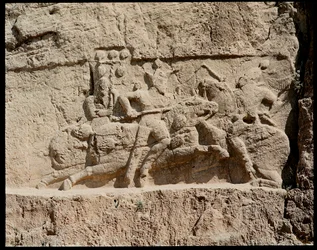 Pohled na Necropolis a hrobky patřící achajmenovským králům, reliéf představující scény bitvy