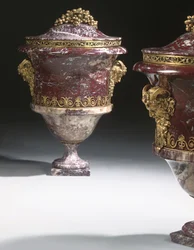 Pár váz, cca 1790 (jaspis & ormolu)