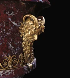 Detail z jedné z páru váz, cca 1790 (jaspis & ormolu)