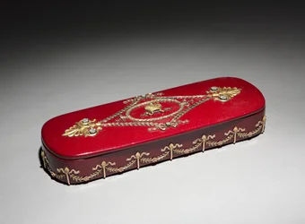 Lacquer Box, firma Peter Carl Fabergé (1846-1920), box Factory N. Lukutin, kolem roku 1890 (lak, papír-mâché, zlato, diamanty)
