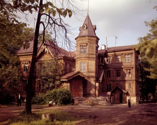 Ruská architektura: pohled na daču z 19. století, ruský venkovský dům.