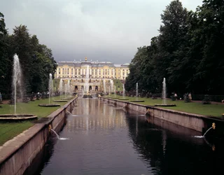 Pohled na velký vodopád hradu Peterhof, realizovaný za Petra Velikého poblíž Petrohradu, Rusko