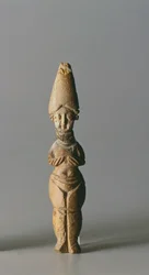 Figurka s vysokým kloboukem, ze Susa, Írán, 4.-6. století našeho letopočtu (kost)