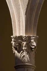 Detail sloupu v ambitu kláštera Santo Domingo (kámen)