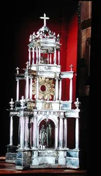 Monstrance obsahující konsekrovanou hostii, používaná v procesích (stříbrná)