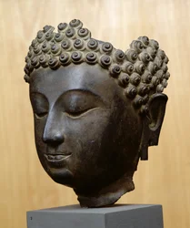 Hlava Buddhy při pohledu dolů, kultura Lan Na (bronz)