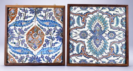 Iznická dlaždice se švestkovými květy a tulipány, vyrobena kolem roku 1570, a Iznická dlaždice ze 17. století s červenou a modrou dělenou palmetou, kolem roku 1570; 17. století (keramika)