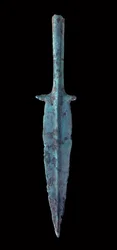 Dongsonská civilizace: bronzová dýka. 300 př. n. l.-200 n. l. Z Vietnamu. Paříž, Guimetovo muzeum, Národní muzeum asijského umění