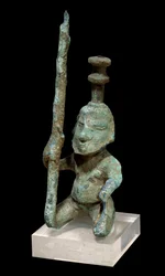Dongsonská civilizace: bronzový držák lampy. 300 př. n. l.-200 n. l. Z Vietnamu. Paříž, Guimetovo muzeum, Národní muzeum asijského umění