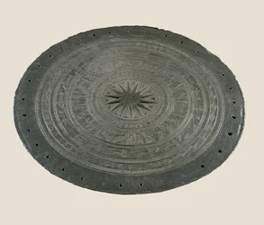 Detail horní části bubnu Dong Son, 2.-1. století před naším letopočtem (bronz)