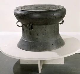 Buben, styl Dong Son, 2.–1. století před naším letopočtem (bronz) (viz také 181009)
