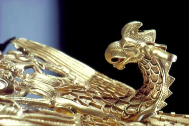 Detail čelenky s Griffinem držícím kozu (zlato)