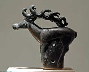 Art Scythe (Scythic Civilization nebo Skythia): zoomorfní kryt představující jelena. Bronzový předmět z 6. - 2. století před naším letopočtem. Petrohrad, Ermitáž muzeum
