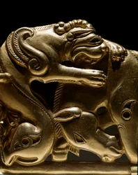 Umění Skythian (skytská civilizace): fibule zlatého opasku zobrazující gryfa útočícího na koně, detail. Od Chiliktina. 6.-2. století před naším letopočtem. Petrohrad, Ermitáž muzeum