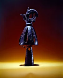 Finální, prolamovaný kužel zdobený hlavou gryfa s beraními rohy, konec 7. - začátek 6. století př. n. l. (bronz)